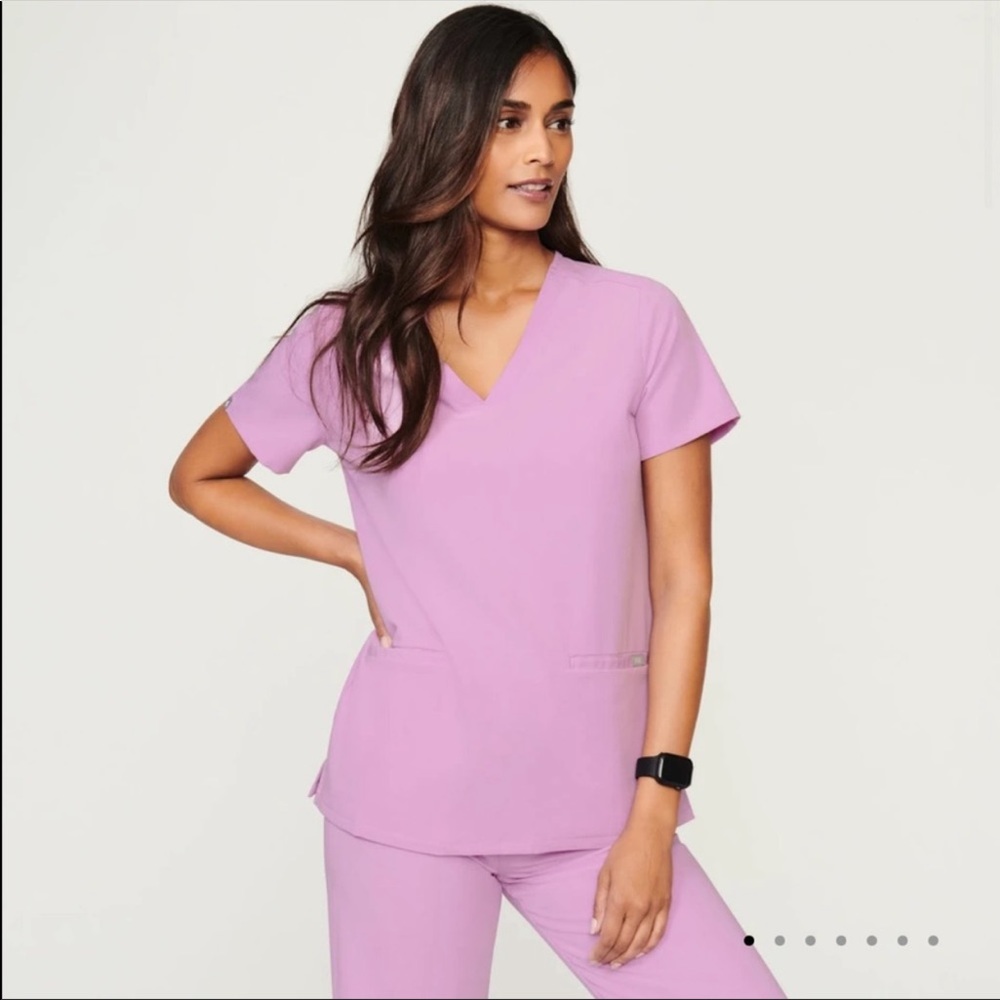 NWT FIGS CASMA THEEE POCKET SCRUB TOP  IN DUSK